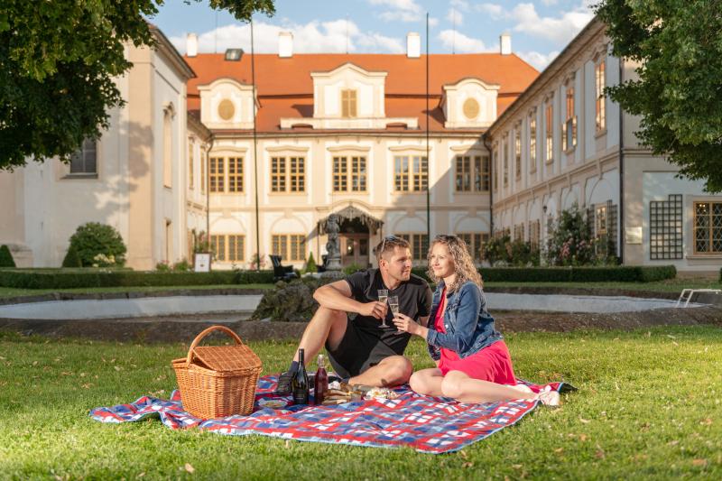 Dárkový voucher na výlet s romantickým piknikem v zámeckém parku s labyrinty pro 2 osoby